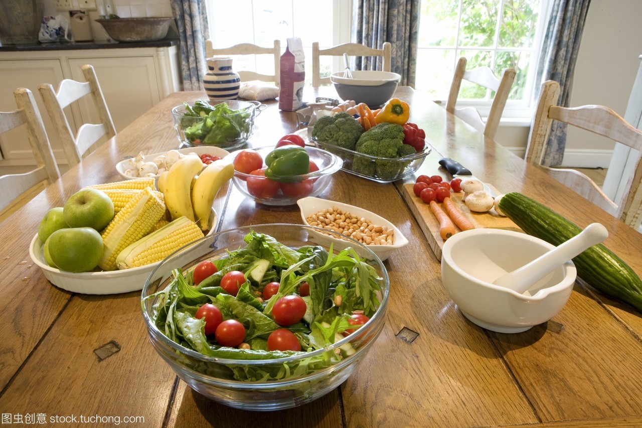沙拉,堅(jiān)果,水果,蔬菜和杵和臼在餐桌上
